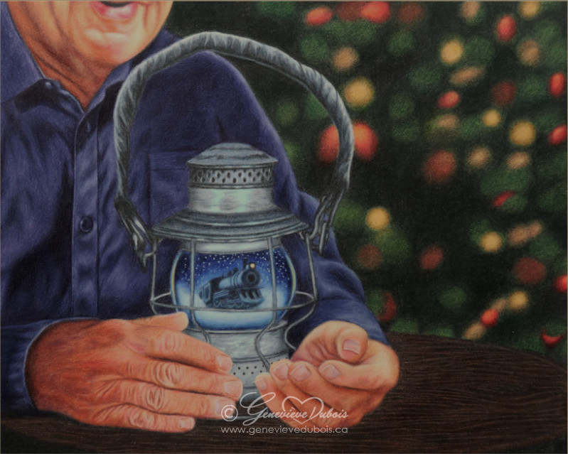 Lampe de cheminot transformée en boule de noël entre les mains d'un vieil homme avec un sapin de Noël en arrière-plan